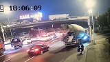 无锡高架垮塌亲历者：刚过桥下约百米，轰一声全是烟桥就塌了
