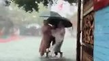 放学时遇大暴雨，孩子被老师“抬”出校门，车里车外满满的欢声笑语