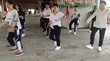 超嗨的团队鬼步舞《野花香》，整齐的步伐太有气势了，真棒！