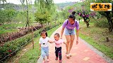带娃去玩公园玩，宝宝独自跑马路上，还有推车路过太危险了