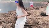 白色吊带裙小姐姐，优雅大气，尽显清新时尚感！