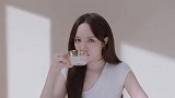 二代女团同框！孟佳晒与王霏霏Amber拍立得合照引回忆杀