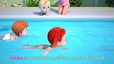 启蒙教育 炎热的夏天小男孩和家人一起在泳池里学游泳，开心极了
