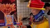 小哥异装的打扮，出来开店做餐饮，生意真是牛啊！