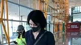机场偶遇王菲和女儿同行，气场都非常强大，不愧是娱乐圈的天后！