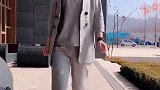 灰色休闲职业套装大姐，风韵犹存，超好看！