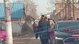 女子出嫁，花车旁站满人了
