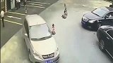 奔驰刚从地下车库出来，就被女司机撞了回去!