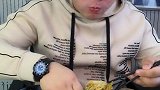 东北的菜卷饼，老哥大口大口吞咽，吃得真叫一个香，看馋了