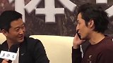快要迟到的胡歌一溜小跑进来