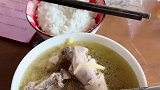 女子坐月子9天，顿顿吃的是鸡酒姜，真正的土鸡才会有这个油