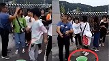 网曝老师提水桶校门口给女生卸妆：学生要有学生样