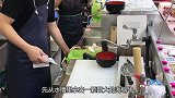 小伙处理海蜗牛手法娴熟，小刀转一圈徒手拽出，切成片吃鲜美可口