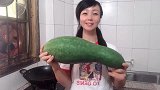 农村姑娘在地里摘个大冬瓜，做家常排骨烧冬瓜，一大盘吃了还嫌少