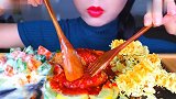不露脸小姐姐，试吃肉饼奶油沙拉，吃的真香啊