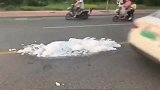 这是谁家沐浴露放多了吗,消防员都要崩溃了