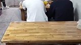 几名小伙通宵在店里吃了几碗面直接睡着了