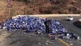 运送啤酒的货车侧翻，司机报警后和路人就地畅饮