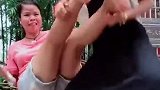 天啊，我的脚又不是话筒，干嘛用它唱歌啊