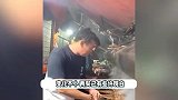 知名老戏骨退圈后生活落魄，现身路边卖羊肉串，穿着朴素显心酸