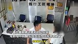 男子看店遭陌生女子骚扰，强拉胳膊非要跟自己回家，吓得当场报警