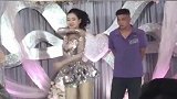 伴娘婚礼上跳爵士舞，直接把新郎都看呆了，网友：这危险了啊！