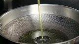 牛蛙怎么做才鲜嫩不柴，没有腥味？大厨教你一招，酸辣开胃超解馋