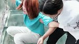 这个视频火了，小姐姐和闺蜜一起走玻璃栈道，下一秒直接笑喷了！