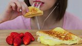 小姐姐吃会拉丝的奶酪吐司，看起来就超级好吃呀