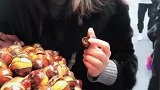 不付钱就先尝板栗，小姐姐你这做法不觉得丢人吗