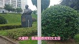 农村妇女主任第一次去南方，满树的柚子橘子，看啥都觉得很新鲜