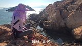 为了抓两条凶猛的“海蛇”，小明翻遍水坑中成堆巨石，惊险又刺激