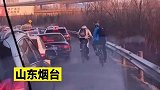 小伙车流中狂蹬自行车，挨个敲窗为救护车疏通道路