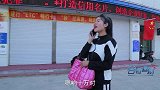 小伙银行门口蹲点打劫，钱没打劫到，反被路人抢走手机，太意外了