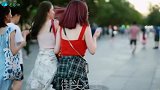 三里屯街拍：优雅精致的抽烟的女人，你喜欢吗？