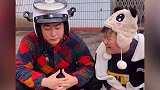 搞笑段子；东东叫易老幺去喝酒还摆架子