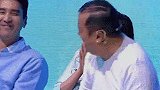 杨幂靠曾志伟肩膀 不愧是杨幂隔这么老远也能靠到曾志伟肩膀上去，杨幂针是撩人高手啊
