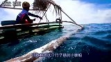 8岁小孩用竹子做的小船赶海抓鱼，获价值上千的海鲜，运气真好
