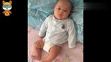 宝宝独自躺在床上思考人生，老妈好奇凑近一看，瞬间快笑岔气了