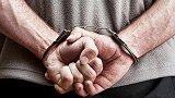 战斗民族嫌犯！在警察眼皮底下越狱 钻出隔离室顶开天花板