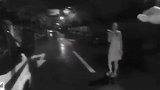 浙江一女子送饭看见丈夫给女同事打伞 暴雨中持刀欲自杀