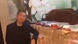 大哥在线谈钱，网友见状议论纷纷