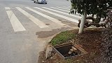 一醉酒男子欲做好事盖井盖 却不慎被困井中