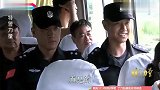 俩混混半路劫车,哪料下秒一上车当场秒怂,竟坐了两个特警!笑死