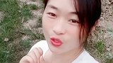 我听到传来谁的声音，像那梦里无言中的小河，