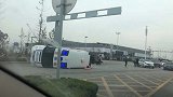 山东菏泽救护车侧翻：医务人员受伤 病患被转运