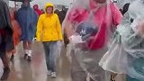 挪威vs塞内加尔场外倾盆大雨，球迷穿着雨衣准备进场