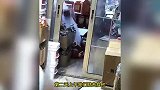 幼童误开电三轮撞飞小狗，狗主花近万元治疗，家长拒道歉：侮辱人
