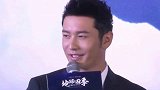 黄晓明戴黑框眼镜显斯文 抱黄色护颈枕赶飞机显反差萌