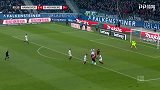 第65分钟纽伦堡球员埃维尔顿抢断成功